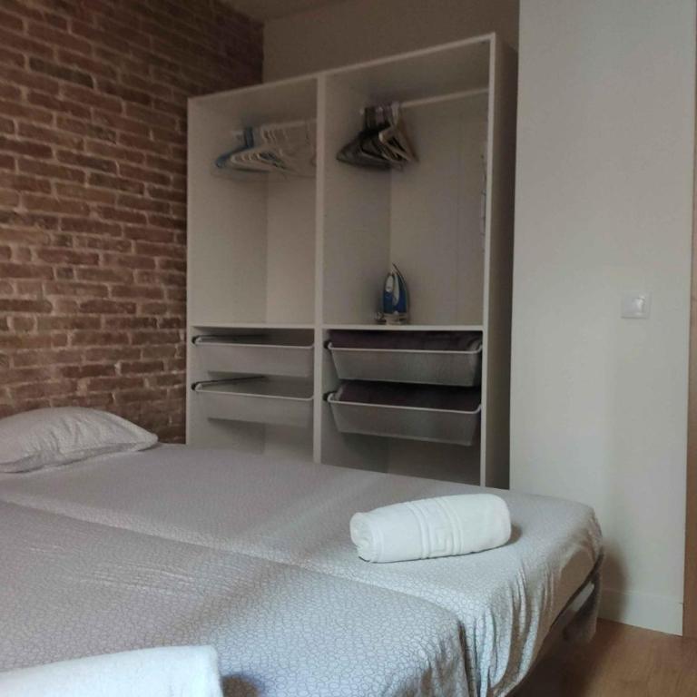 Diagonal Apartments - Three-Bedroom Apartment - 18