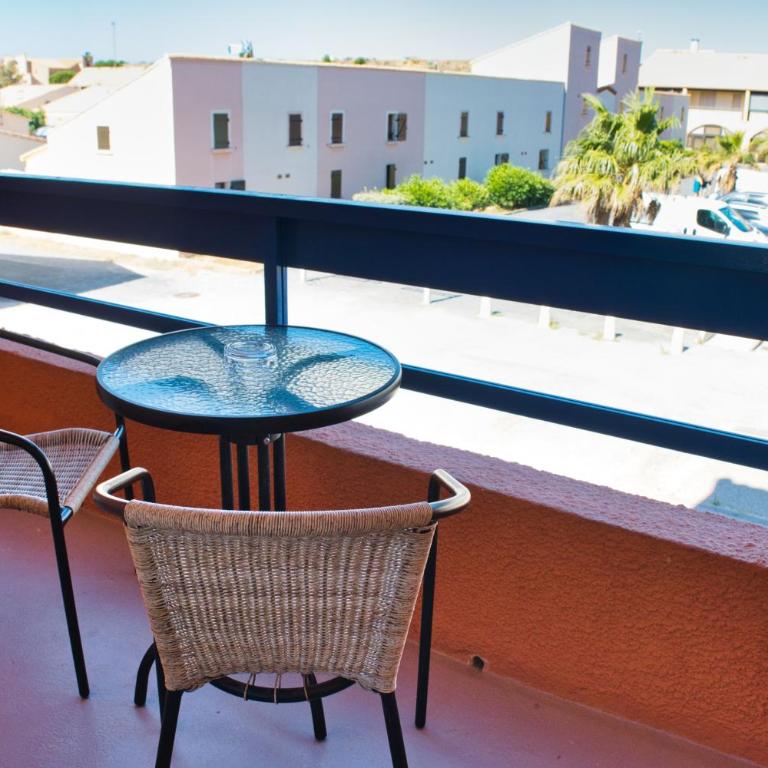 Cit'Hotel des 2 Golfs - Chambre Triple avec Vue sur Village - 4