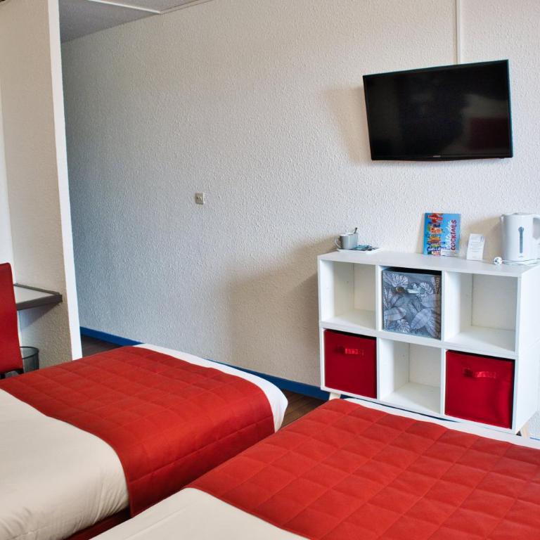 Cit'Hotel des 2 Golfs - Chambre Lits Jumeaux - Vue sur Village - 5