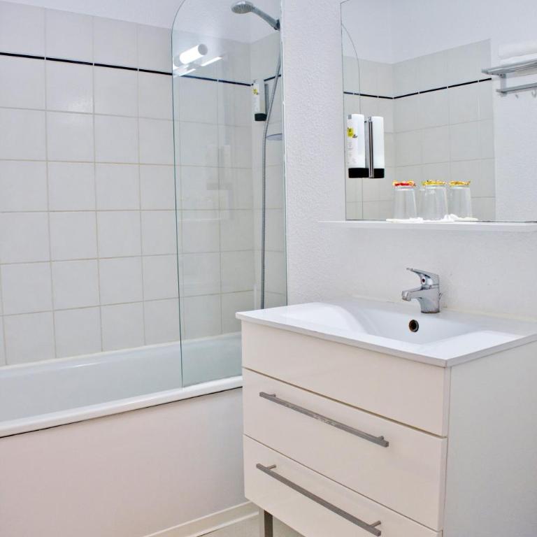 Cit'Hotel des 2 Golfs - Chambre Double - Vue sur Village - 7
