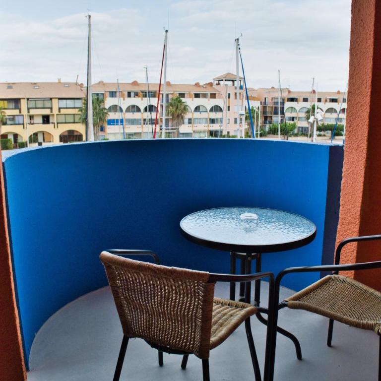 Cit'Hotel des 2 Golfs - Chambre Triple Vue Port - 8
