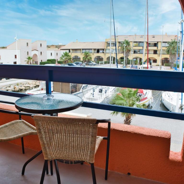 Cit'Hotel des 2 Golfs - Chambre Triple Vue Port - 9