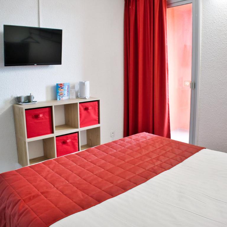 Cit'Hotel des 2 Golfs - Chambre Double Accessible aux Personnes à Mobilité Réduite - Vue sur Village - 5