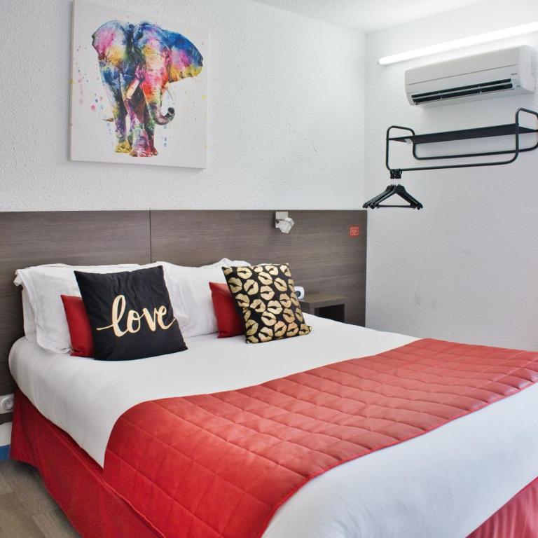 Cit'Hotel des 2 Golfs - Chambre Double Accessible aux Personnes à Mobilité Réduite - Vue sur Village - 4