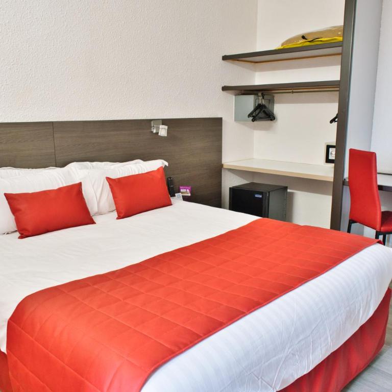 Cit'Hotel des 2 Golfs - Chambre Double Accessible aux Personnes à Mobilité Réduite - Vue sur Village - 3