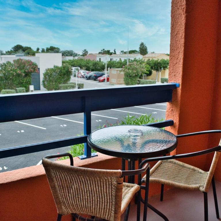 Cit'Hotel des 2 Golfs - Chambre Double - Vue sur Village - 11