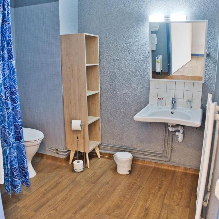 Cit'Hotel des 2 Golfs - Chambre Double Accessible aux Personnes à Mobilité Réduite - Vue sur Village - 11