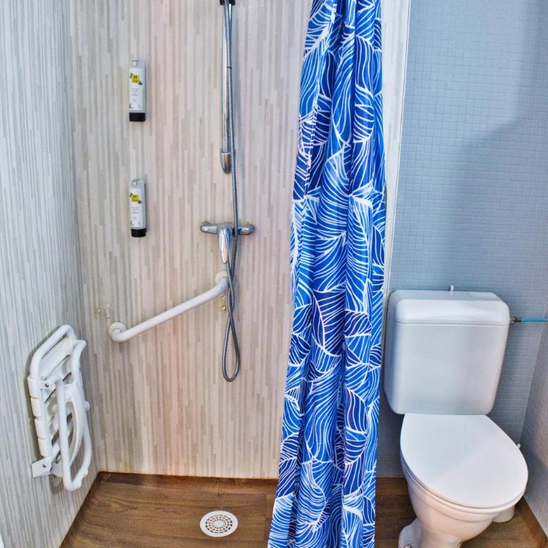 Cit'Hotel des 2 Golfs - Chambre Double Accessible aux Personnes à Mobilité Réduite - Vue sur Village - 12