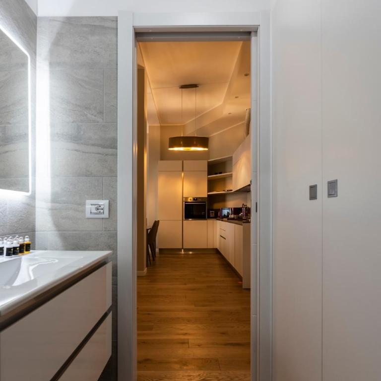 Heart Milan Apartments Duomo District - Three-Bedroom Deluxe Apartment - Galleria del Corso 4 - 8