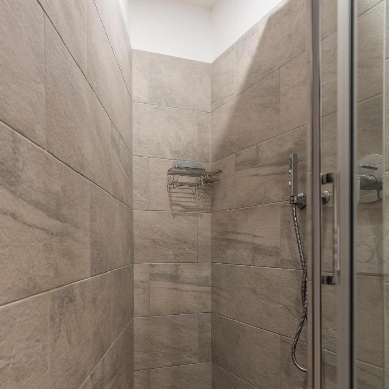 Heart Milan Apartments Duomo District - Three-Bedroom Deluxe Apartment - Galleria del Corso 4 - 5