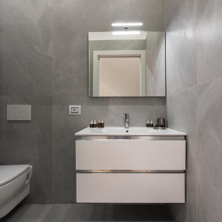 Heart Milan Apartments Duomo District - Appartamento Deluxe con 2 Camere da Letto - Galleria del Corso 4 - 7