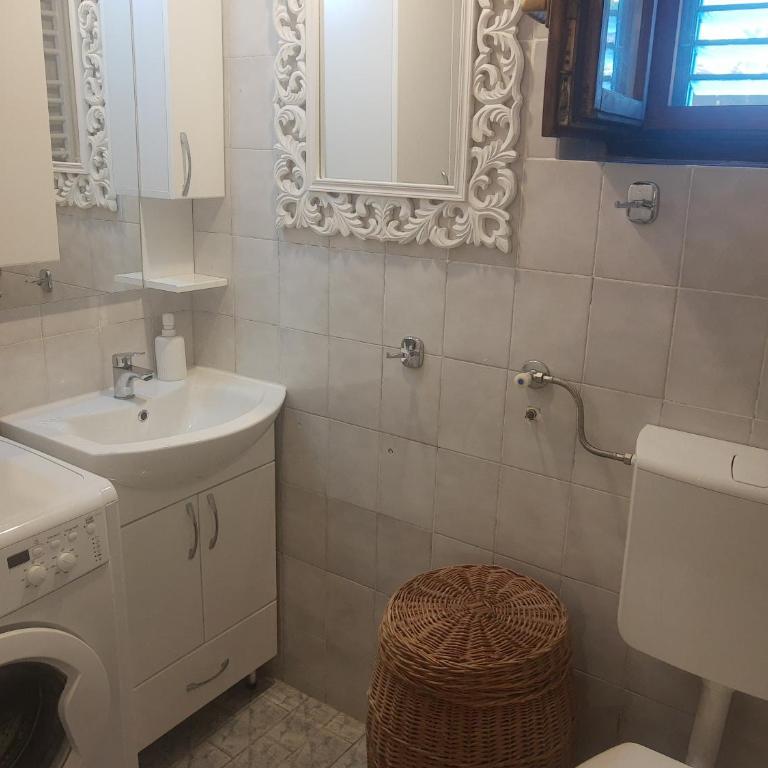 Sea-side Old Stone Villa with a private Garden - Vila sa 3 Spavaće Sobe - 41
