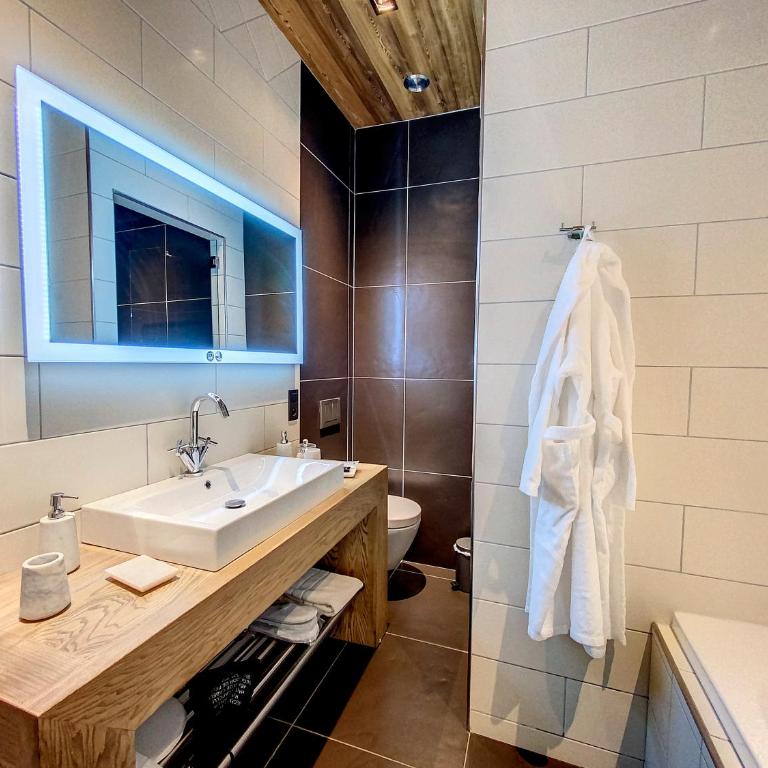 LES ALPES III - Three-Bedroom Apartment - 21