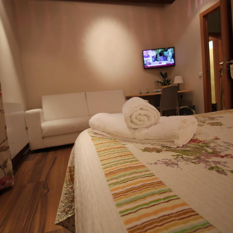 Hostal Orleans - Double or Twin Room with Shared Bathroom - 7