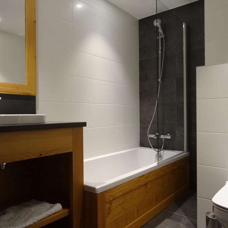 Chalet luxueux avec sauna, terrasse et parking couvert - FR-1-344-887 - Chalet - 7
