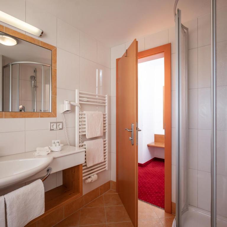 Hotel Maria Theresia - Classic Doppelzimmer mit Balkon - 7