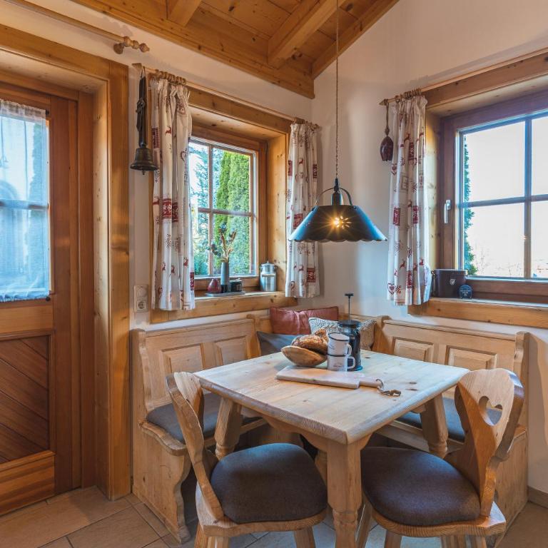 Dorfchalets & Apartments - in Kaprun centre including FREE entry Tauern Spa and Summer Card - Luxuriöses Chalet (2 Erwachsene) mit kostenfreiem VIP-Zugang zum Tauern Spa - 5