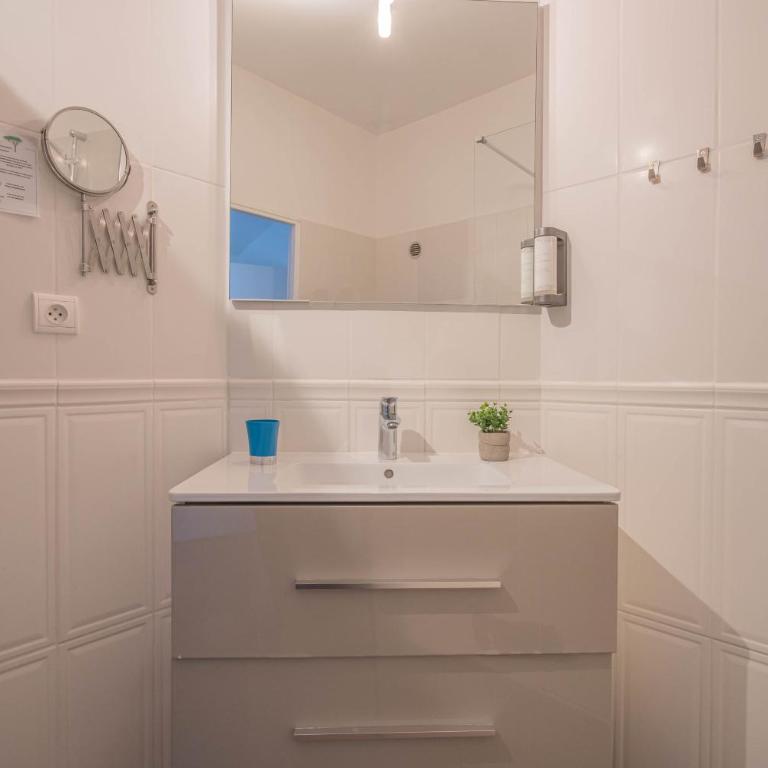 Hôtel Le Méditerranée - Chambre Quadruple Supérieure Climatisée - Vue Partielle sur Mer - 4