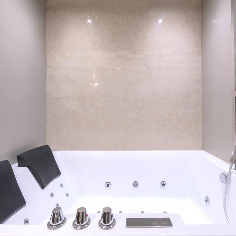 Heart Milan Apartments Duomo District - Appartamento con 3 Camere da Letto - Via F. Sforza 5 - 6