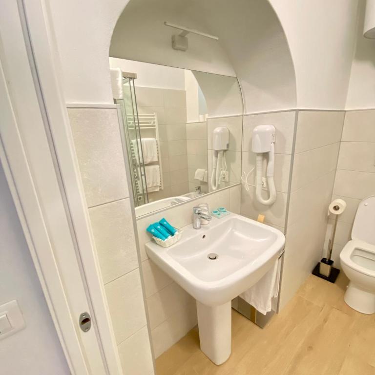 Isola Bella Studios - One-Bedroom Apartment - 9