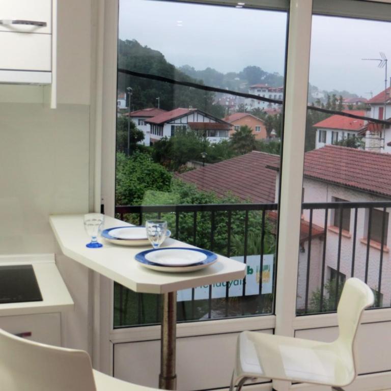 2 pièces au centre de Hendaye-Plage - Chambre Double - Vue sur Montagne - 2