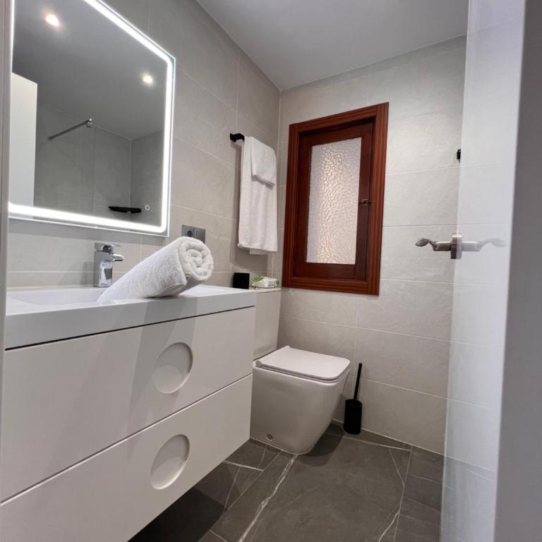 Apartamento espacioso de diseño a 3 min RENFE con Parking Privado - Apartamento de 2 dormitorios - 8