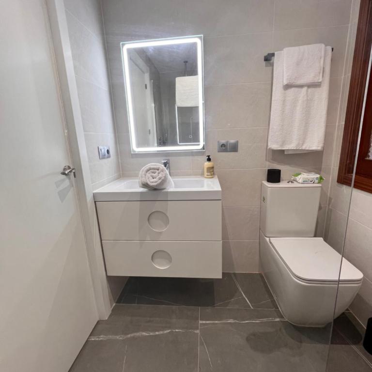 Apartamento espacioso de diseño a 3 min RENFE con Parking Privado - Apartamento de 2 dormitorios - 12