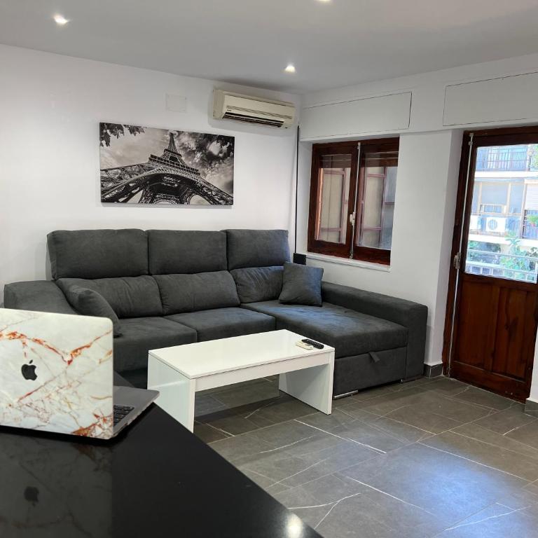 Apartamento espacioso de diseño a 3 min RENFE con Parking Privado - Apartamento de 2 dormitorios - 13