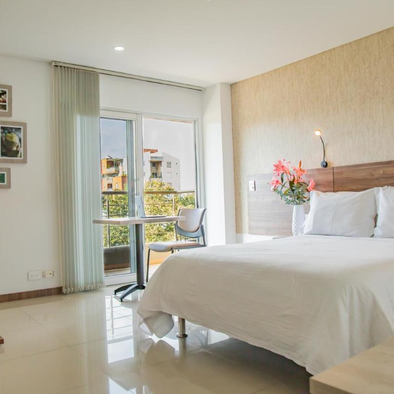 Hotel Estancia Chipichape Cali - Habitación con cama grande y balcón - 1