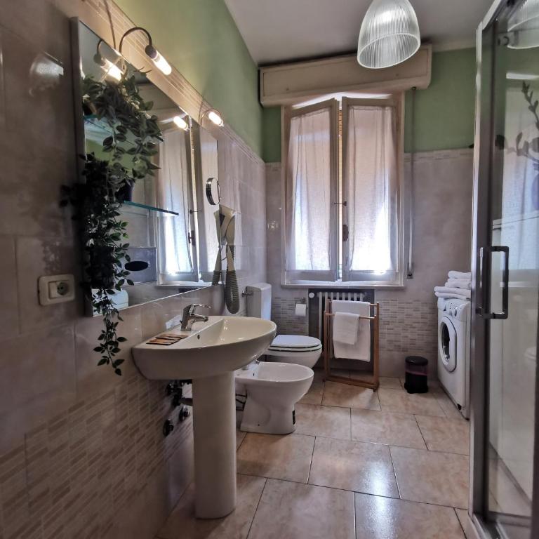 B&B Ospedale Maggiore Parma affittacamere - Camera King con Balcone e Bagno in Comune - 17
