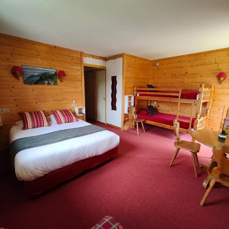 Logis Hotel Les Playes - Chambre Quadruple - 1