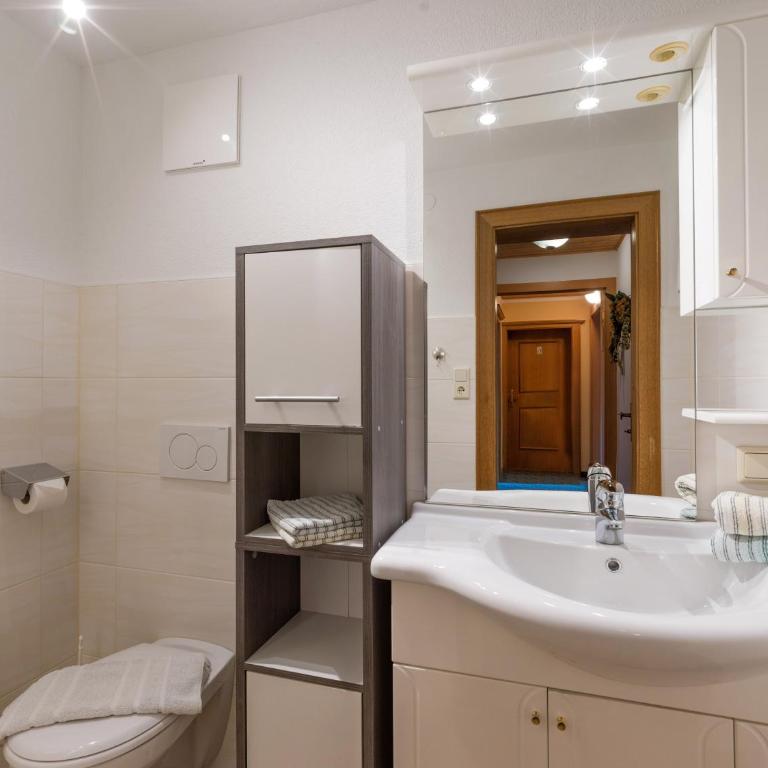 Ferienwohnungen Rieser - Apartment mit 3 Schlafzimmern und Balkon - 12
