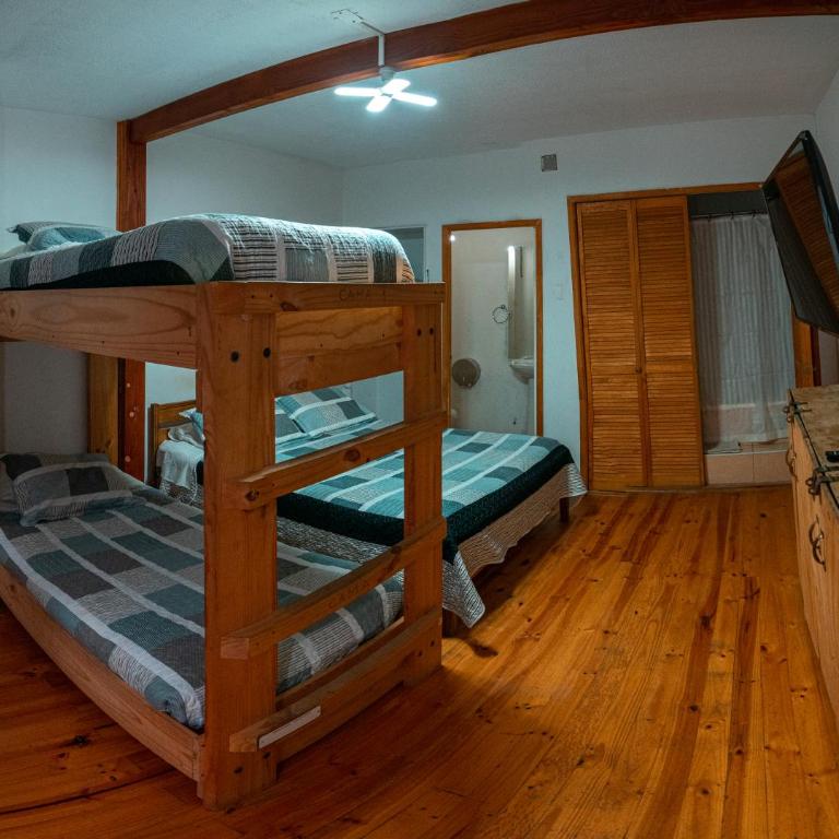 Hostal Michel - Quadruple Room with Private Bathroom - 4