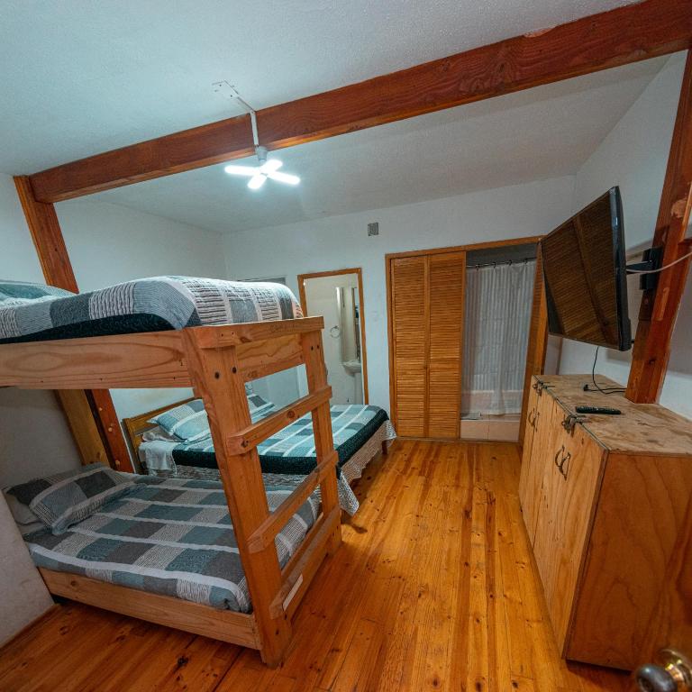 Hostal Michel - Quadruple Room with Private Bathroom - 5