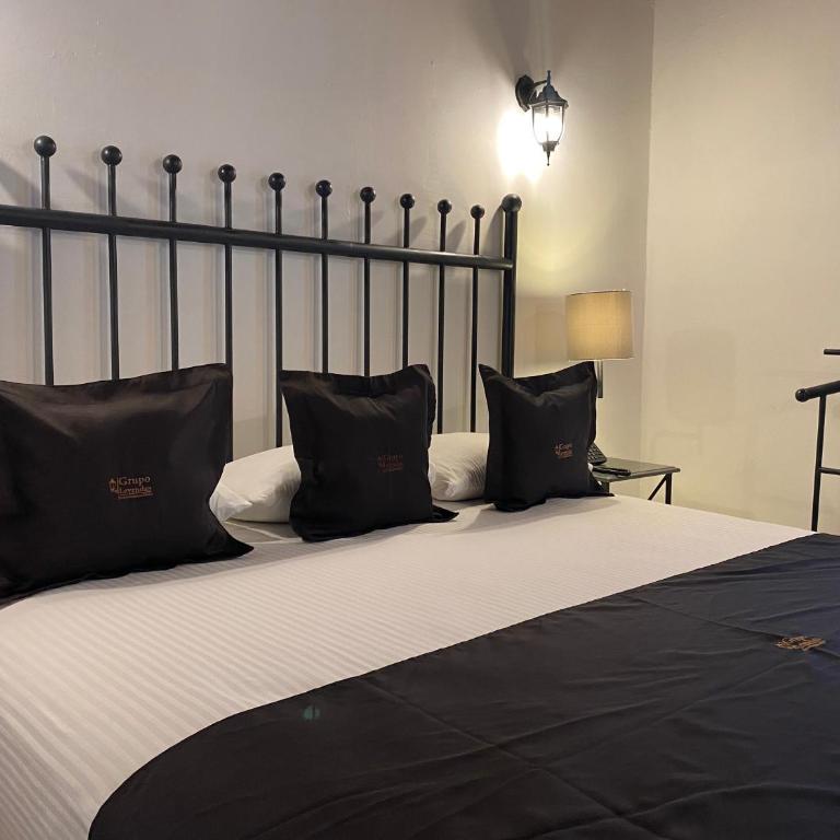 Hotel Plata Condesa - Habitación con cama grande y balcón - 2