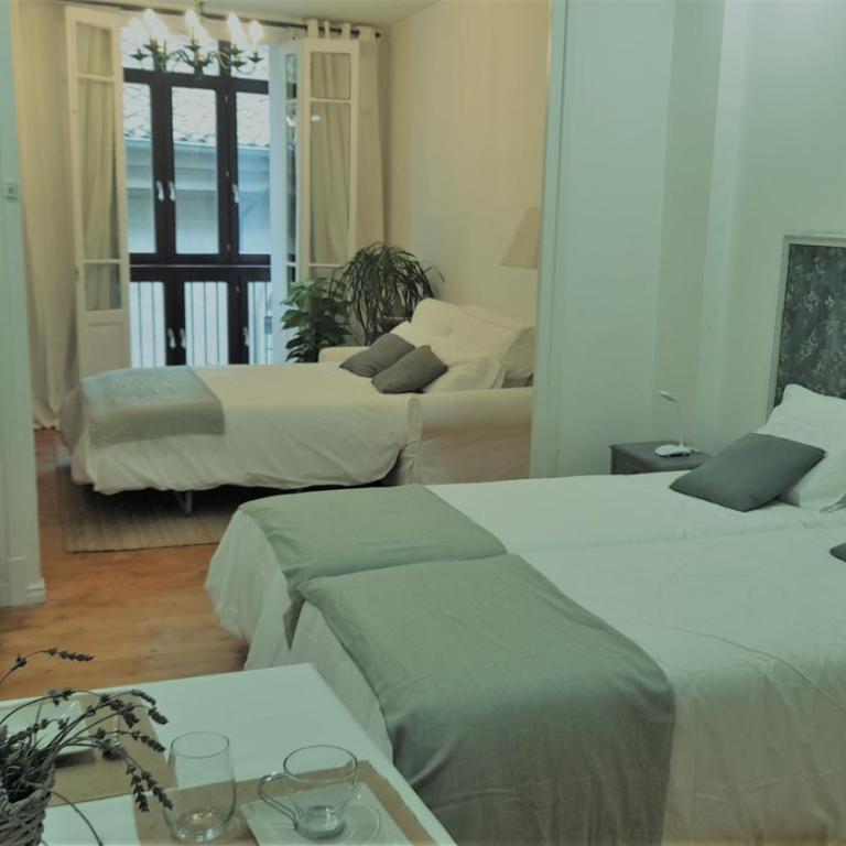 Habitación Centro Pamplona - acceso independiente - Habitación cuádruple - 3