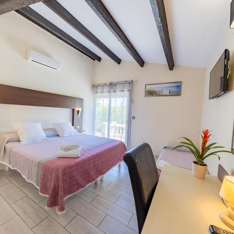 Brit Hotel Confort Hélios Agde - Chambre Triple avec Terrasse - Piscine Chauffée et Parking Gratuit - 5