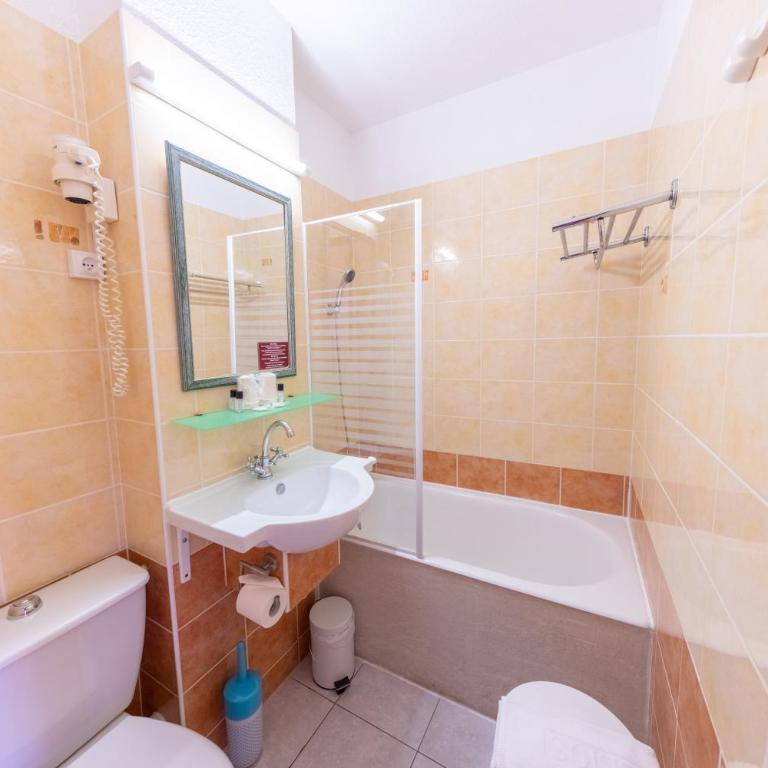 Brit Hotel Confort Hélios Agde - Chambre Double - Piscine Chauffée et Parking Gratuit - 7