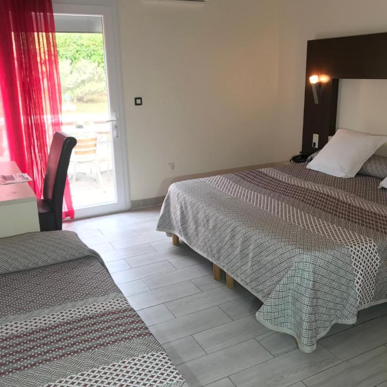 Brit Hotel Confort Hélios Agde - Chambre Triple avec Terrasse - Piscine Chauffée et Parking Gratuit - 6