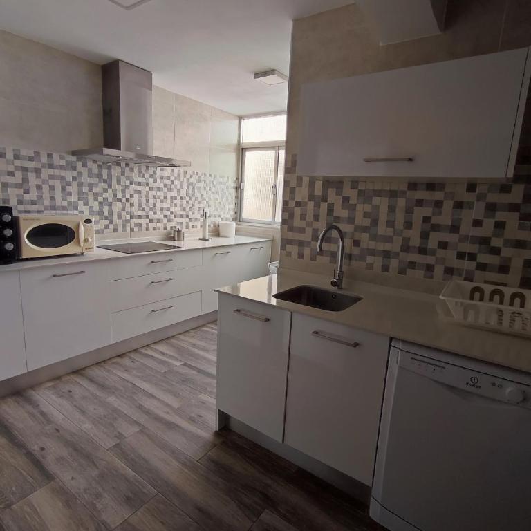 Piso apartamento 3 dormitorios, aire acondicionado - Appartamento con 3 Camere da Letto - 8