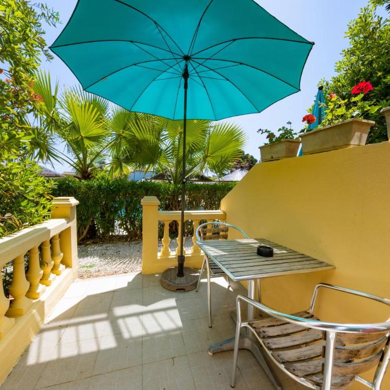 Brit Hotel Confort Hélios Agde - Chambre Double Exclusive avec Terrasse - Piscine Chauffée et Parking Gratuit - 4