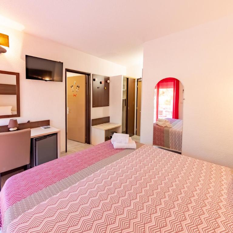 Brit Hotel Confort Hélios Agde - Chambre Familiale (2 Adultes + 2 Enfants) avec Terrasse - Piscine Chauffée et Parking Gratuit - 7