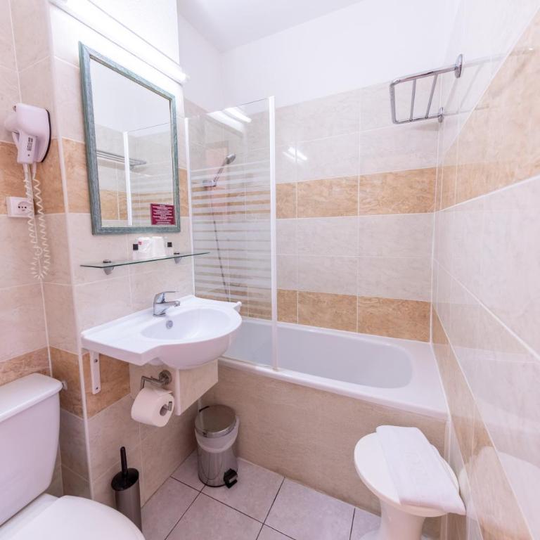 Brit Hotel Confort Hélios Agde - Chambre Double Exclusive avec Terrasse - Piscine Chauffée et Parking Gratuit - 1