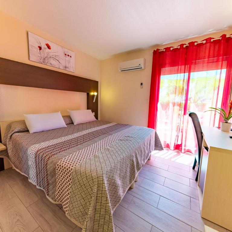 Brit Hotel Confort Hélios Agde - Chambre Double Exclusive avec Terrasse - Piscine Chauffée et Parking Gratuit - 6