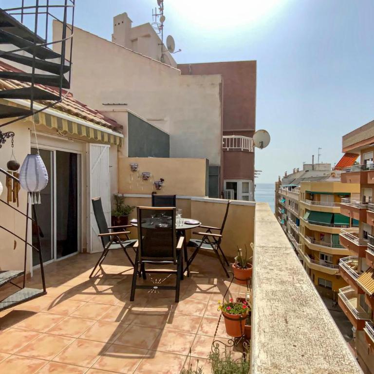 Stunning Apartment In Torrevieja - Apartamento de 3 dormitorios - 2