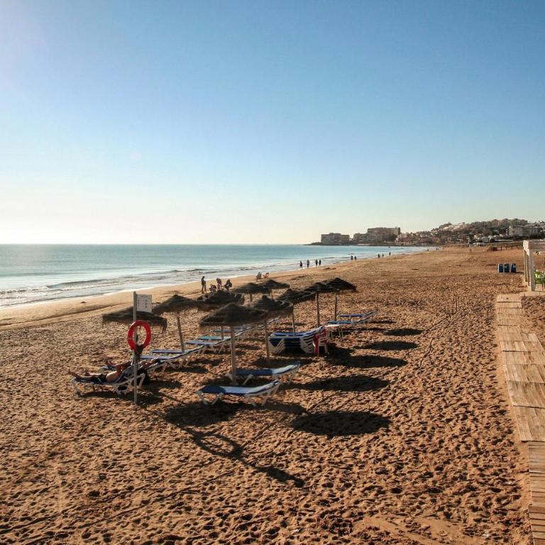 Stunning Apartment In Torrevieja - Apartamento de 3 dormitorios - 3