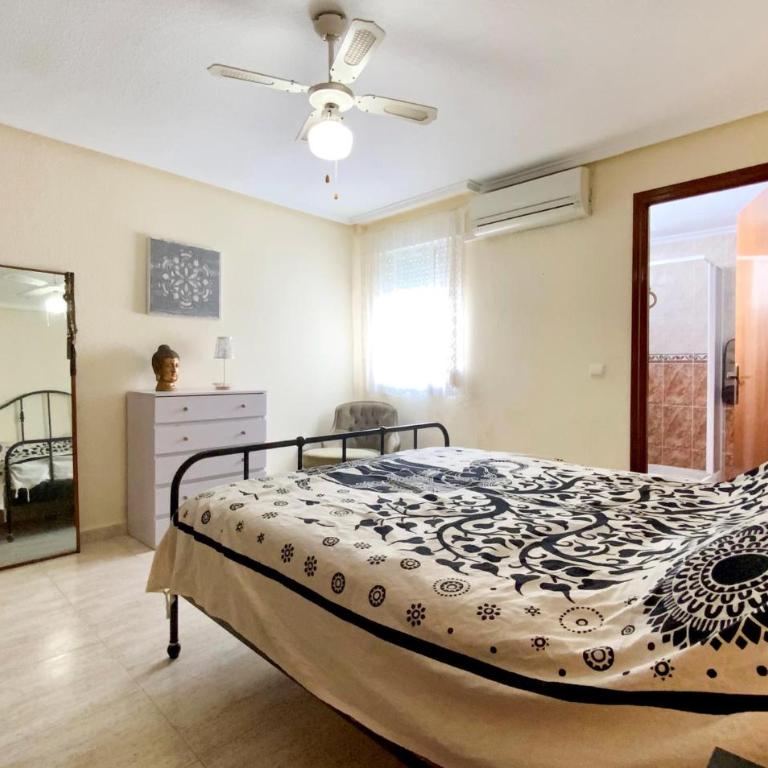 Stunning Apartment In Torrevieja - Apartamento de 3 dormitorios - 8