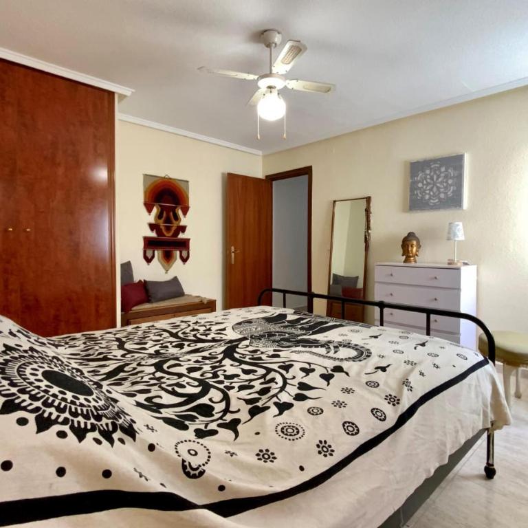 Stunning Apartment In Torrevieja - Apartamento de 3 dormitorios - 16