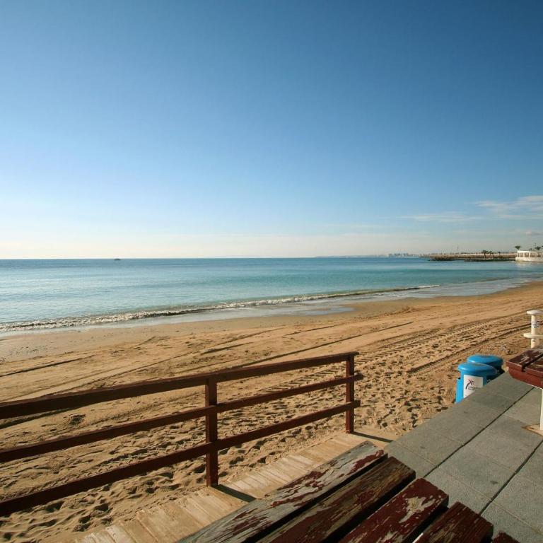 Stunning Apartment In Torrevieja - Apartamento de 3 dormitorios - 24