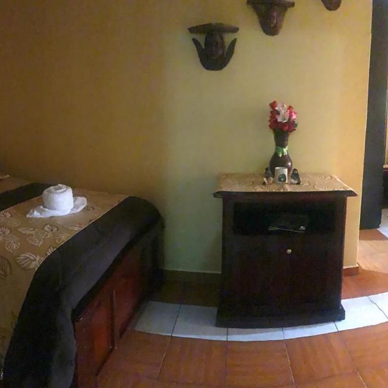 Hostal Jora Continental - Habitación Familiar con baño - 14